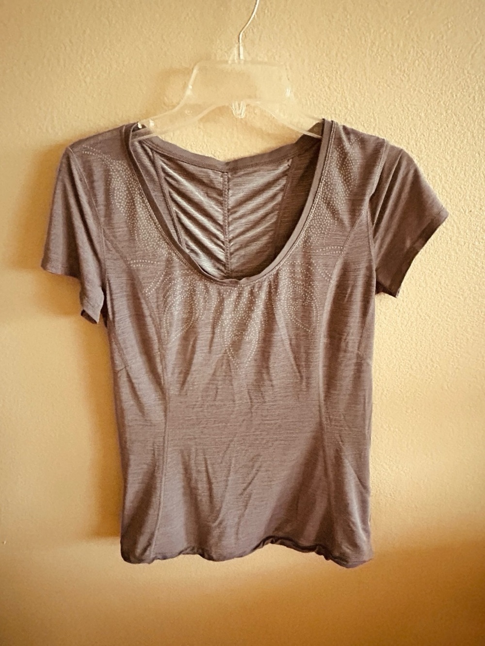 Women's Scoop Neck Short Sleeve Top in Taupe